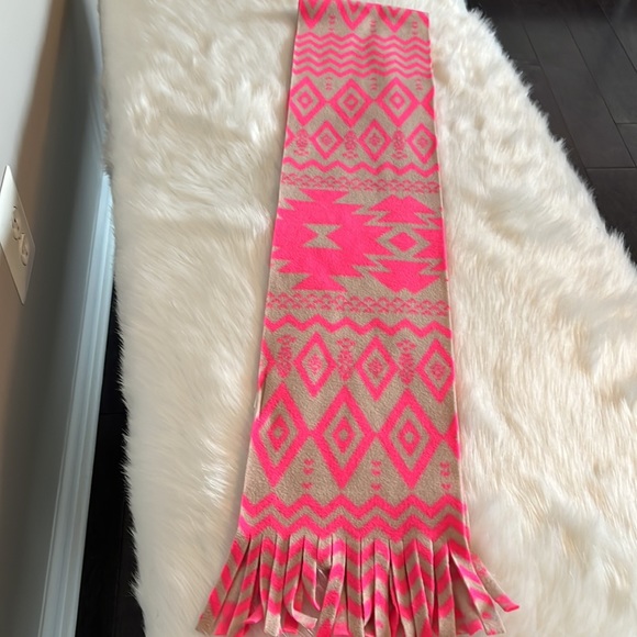 NWOT Old Navy Bright pink and Gray Fringe Aztec Design Fleece scarf - Picture 3 of 4